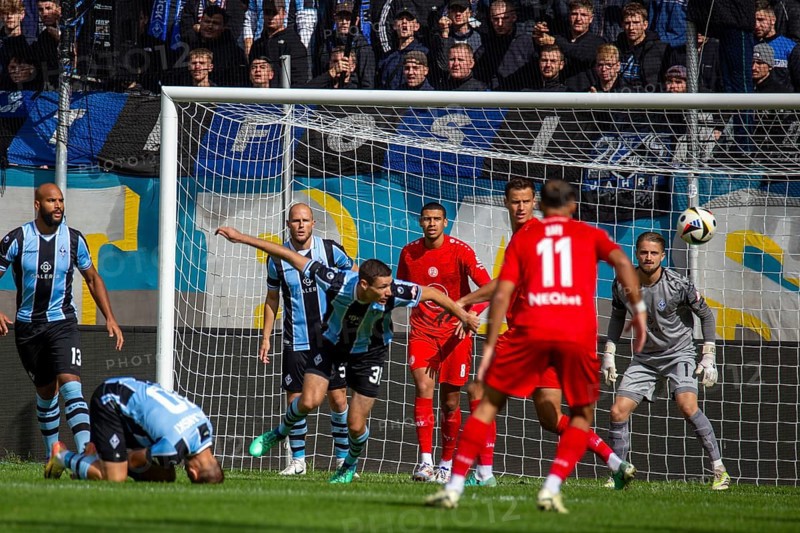 Football 3rd division, 2024/25 season, matchday 8: Waldhof Mannheim vs Rot-Weiß Essen