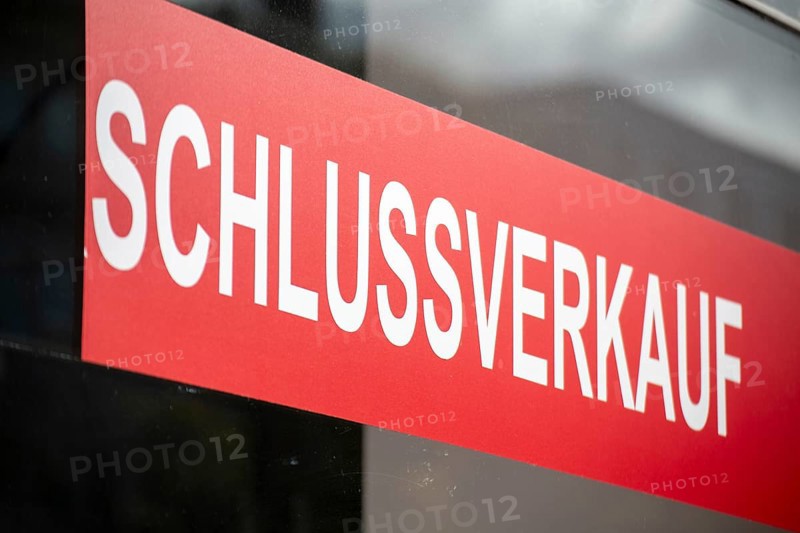 CLOSING SALE sticker on a former shop of the insolvent Mannheim family business Gero Mure. The shoe shop in Mannheim city centre is closed
