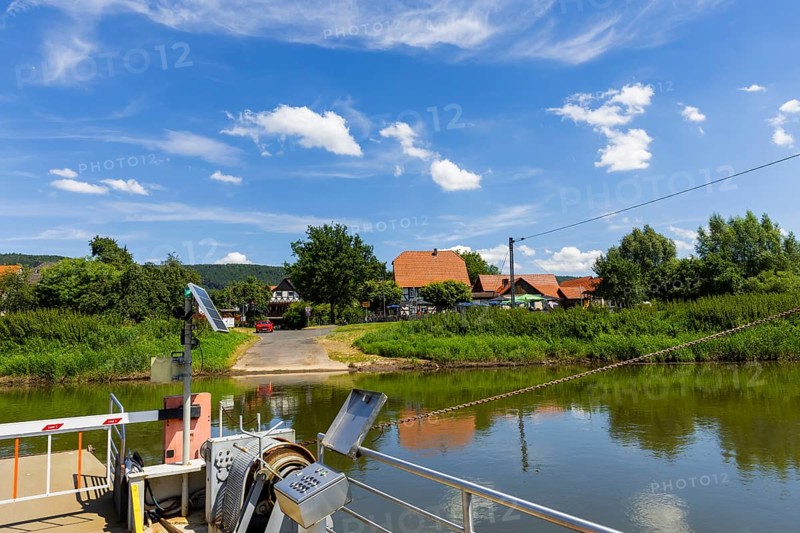 A small yaw rope ferry that transports vehicles quickly and reliably across the Weser from Hesse to Lower Saxony, Veckerhagen-Hemeln ferry, Reinhardshagen, Lower Saxony, Germany, Europe