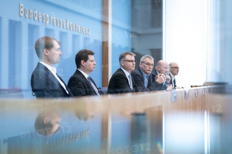 (L-R) Dr Timm Boenke, German Institute for Economic Research (DIW Berlin), Prof. Dr Oliver Holtemoeller, Leibniz Institute for Economic Research Halle (IWH), Prof. Stefan Kooths, Kiel Institute for the World Economy (IfW Kiel), Dr Klaus-Juergen Gern, Mr Feldhoff, Federal Press Conference e.V., and Prof. Timo Wollmershaeuser, ifo Institute 'Äì Leibniz Institute for Economic Research at the University of Munich e. V., at a federal press conference on the joint diagnosis of the economic research institutes in Berlin, 27 March 2024