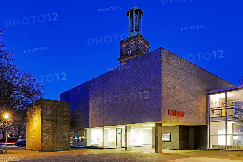 Municipal Gallery KUBUS in the evening with the Aegidienkirche, Gallery at Theodor-Lessing-Platz, Hanover, Lower Saxony, Germany, Europe