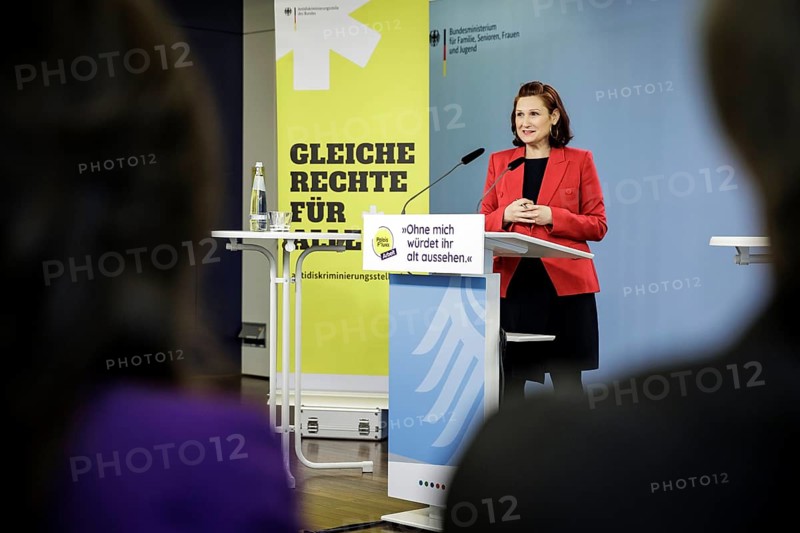 Press conference on the campaign against age discrimination against woman at work Without me you would look old with Ferda Ataman, Independent Federal Commissioner for Anti-Discrimination and Head of the Federal Anti-Discrimination Agency. A campaign by Palais Fluxx, supported by the Federal Anti-Discrimination Agency Berlin, 29.02.2024. Photographed for the Federal Anti-Discrimination Agency on behalf of the Federal Ministry for Family Affairs, Senior Citizens, Women and Youth