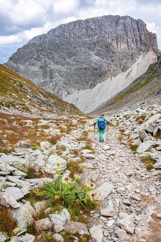 Hiker on hiking trail, mountain peak Roßkopf, Carnic Main Ridge, Carnic High Trail, Carnic Alps, Carinthia, Austria, Europe