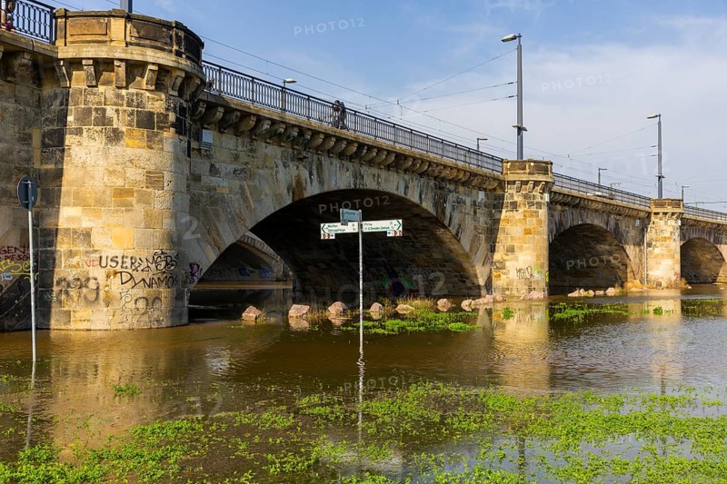 A weather-determining low-pressure system is moving from northern Italy on a so-called Vb track via Austria and the Czech Republic to Poland, bringing very humid air with it. This will also lead to flooding in the Elbe in Saxony. On 18.9.24, the level of the Elbe in Dresden is 6.06m. Flooded Elbe at the Marienbrücke bridge, Elbe floods in Dresden, Dresden, Saxony, Germany, Europe