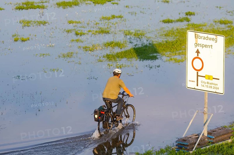 A weather-determining low-pressure system is moving from northern Italy on a so-called Vb track via Austria and the Czech Republic to Poland, bringing very humid air with it. This will also lead to flooding in the Elbe in Saxony. On 18.9.24, the level of the Elbe in Dresden is 6.06m. Cyclists on the Elbe cycle path, which is closed due to flooding, Elbe floods in Dresden, Dresden, Saxony, Germany, Europe
