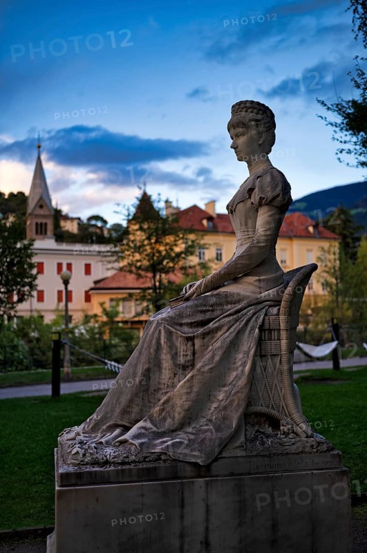 Empress Elisabeth Sissi, monument, promenade at the back, youth church, former Sacred Heart Church, Merano, Meran, evening mood, South Tyrol, Autonomous Province of Bolzano, Italy, Europe