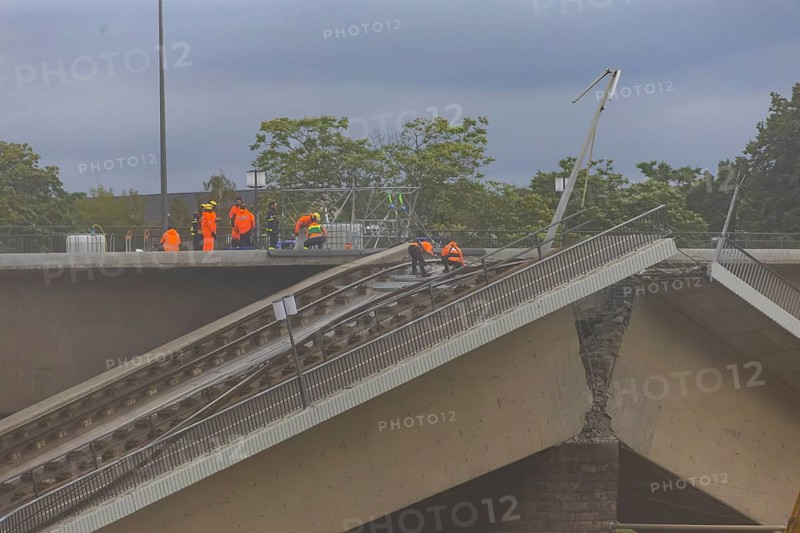 In the early hours of the morning, a section of the Carola Bridge collapsed for unknown reasons. Over a length of around 100 metres, the section on which the trams normally run has collapsed into the Elbe. The partial demolition has been completed. Experts are examining the bridge's fracture site, partial collapse of the Carola Bridge in Dresden, Dresden, Saxony, Germany, Europe