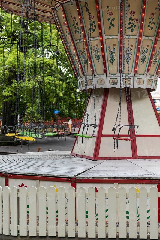 Empty carousel, crisis, bankruptcy, closed, fair, funfair, economy, consumption, inflation, economic crisis, nobody, historical, old, pleasure, entertainment, amusement park, history, showman, chain carousel, childhood, children's carousel, Sweden, Europe