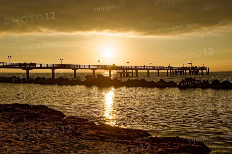 Baltic Sea beach, Baltic Sea coast with the Wustrow pier, evening mood, Baltic seaside resort Wustrow, Fischland-Darß-Zingst peninsula, Mecklenburg-Western Pomerania, Germany, Europe