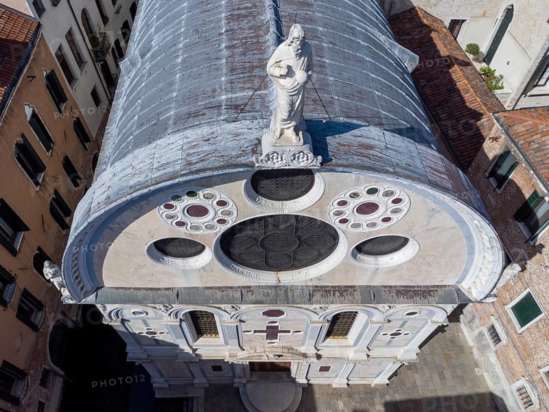 Marmor verkleidete Kirche Santa Maria dei Miracoli, im Sestiere Cannaregio, Drohnenaufnahme, Venedig, Veneto, Italien