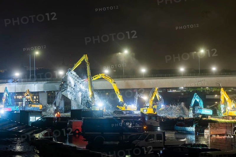 Due to an as yet unknown cause, a section of the Carola Bridge collapsed in the early hours of the morning. Over a length of around 100 metres, the section on which the trams normally run has collapsed into the Elbe. Partial demolition has begun and around 10 excavators are tearing down the collapsed bridge section to make room for the imminent flooding of the Elbe., Partial collapse of the Carola Bridge in Dresden, Dresden, Saxony, Germany, Europe