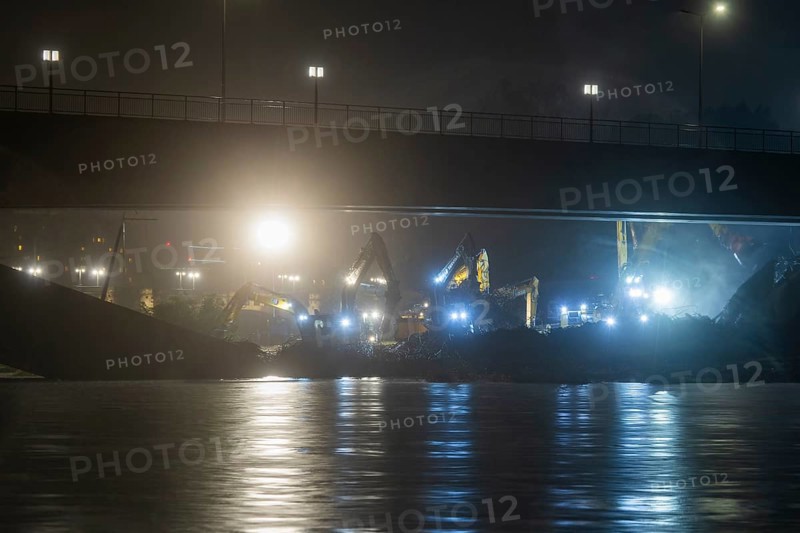Due to an as yet unknown cause, a section of the Carola Bridge collapsed in the early hours of the morning. Over a length of around 100 metres, the section on which the trams normally run has collapsed into the Elbe. Partial demolition has begun and around 10 excavators are tearing down the collapsed bridge section to make room for the imminent flooding of the Elbe., Partial collapse of the Carola Bridge in Dresden, Dresden, Saxony, Germany, Europe