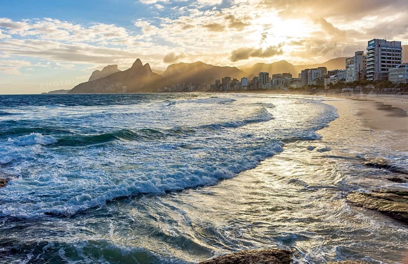 Sunset on Ipanema beach in Rio de Janeiro with its buildings in front and mountains in the background, Ipanema beach, Rio de Janeiro, Rio de Janeiro, Brazil, South America