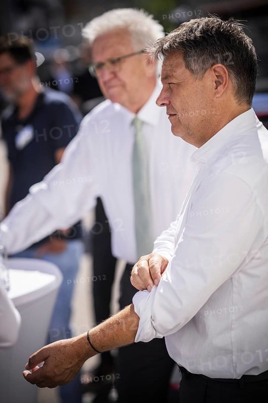 Federal Minister for Economic Affairs and Climate Protection Robert Habeck (Alliance 90/The Greens) on a summer tour of Germany. Here in Stuttgart, 08.07.2024 during a visit to a plasterer's business. Photographed on behalf of the BMWK