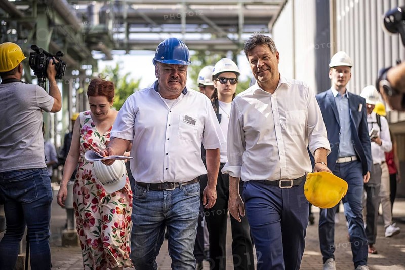 Federal Minister for Economic Affairs and Climate Protection Robert Habeck (Alliance 90/The Greens) on a summer tour of Germany. Here in Bonn, 09.07.2024 during a visit to the Stadtwerke's high-power plant Photographed on behalf of the BMWK