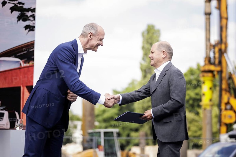 Roland bush, CEO of Siemens AG, and Olaf Scholz (SPD), Federal Chancellor, pictured at the laying of the foundation stone for Siemensstadt Square in Berlin, 25 June 2024