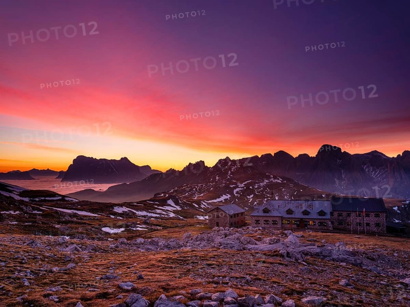Schlernhaus at dawn, Sassolungo Group and Catinaccio behind, Dolomites, Sciliar, South Tyrol, Italy, Europe