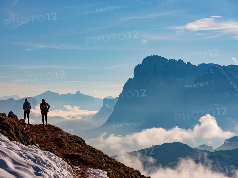 Two mountaineers with a view of Sassolungo, clouds in the valley, Sciliar, Dolomites, South Tyrol, Italy, Europe