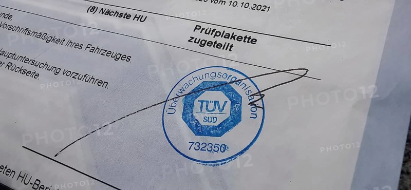 Car, passenger car, documents, TÜV report of the general inspection, result without defects found, inspection sticker assigned, stamp, TÜV