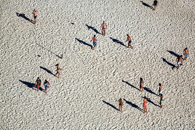Volleyball players playing in groups on the beach, throwing shade, beach volleyball, illustration, view from above, Nazare, Nazaré, Portugal, Europe