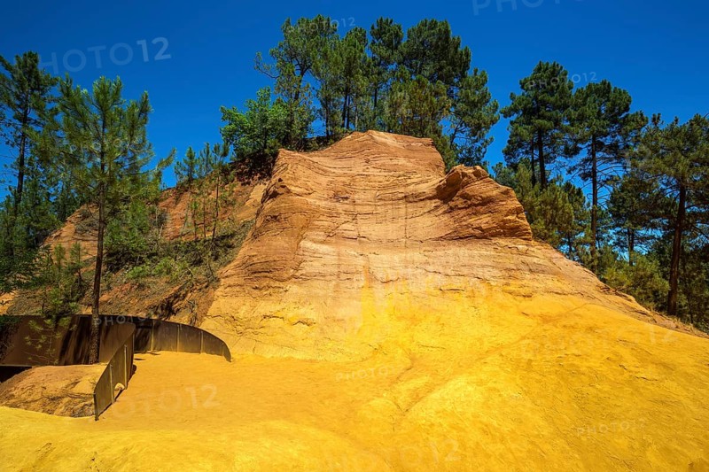 Ochre nature trail, Le Sentier des Ocres, former ochre mining area, ochre rocks, Roussillon, Luberon, Vaucluse department, Provence-Alpes-Côte dAzur, France, Europe