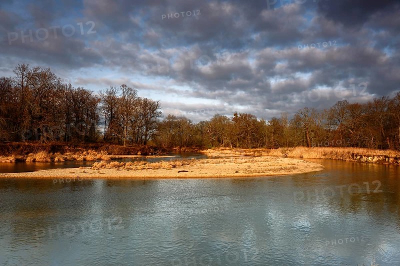 Typical biotopes of the river landscape, gravel banks as habitat for rare birds (e.g. little ringed plover), rare spiders (e.g. river bank wolf spider) and habitat for pioneer vegetation, Middle Elbe Biosphere Reserve, Saxony-Anhalt, Germany, Europe