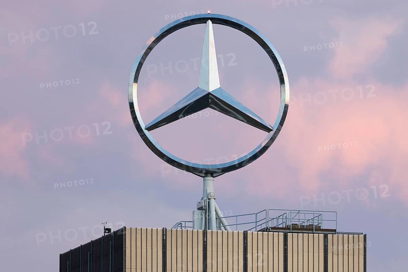 Merdedes star, Daimler, Mercedes-Benz, Group headquarters, evening atmosphere, Stuttgart-Untertürkheim, Baden-Württemberg, Germany, Europe