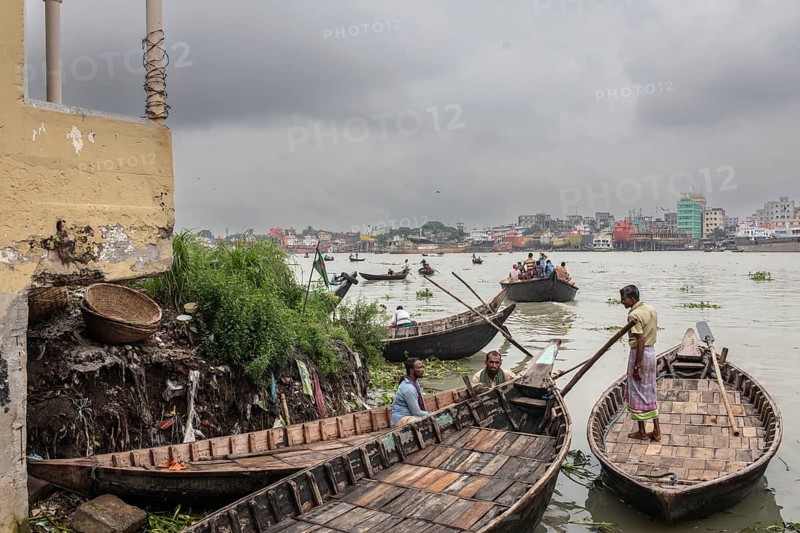 Sadarghat, boat landing stage on the Buriganga, Dhaka, Bangladesh, Asia