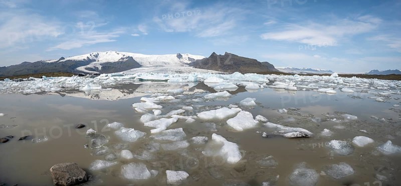 Glacier lagoon, Sveinstindur peak, Fjallsárlón ice lagoon, ice floes in front of Fjallsjökull glacier, Vatnajökull, Hornafjörður, Iceland, Europe