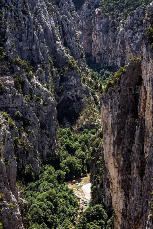 View into the Verdon Gorge at Belvedere de Bau Beni, Grand Canyon du Verdon, Département Alpes-de-Haute-Provence, Provence, France, Europe