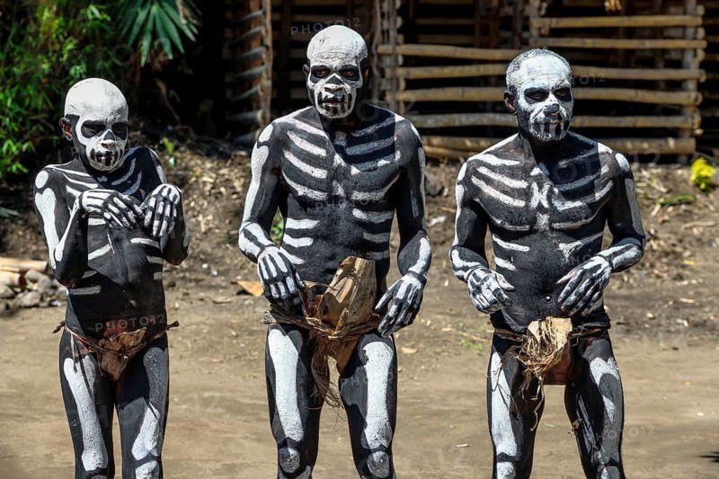 Natives with skeleton painting, Omo Bugamo tribe or skeleton people, Mount Hagen Festival in the village of Avi, Waghi Valley, near Mount Hagen, Western Highlands Province, Papua New Guinea, Oceania
