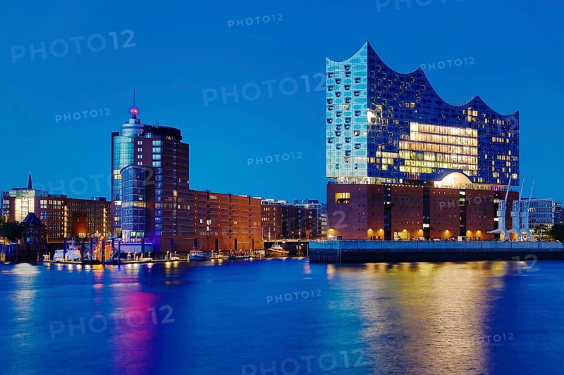 Elbe Philharmonic Hall and Columbus Haus in the evening, Hafencity, Hamburg, Germany, Europe