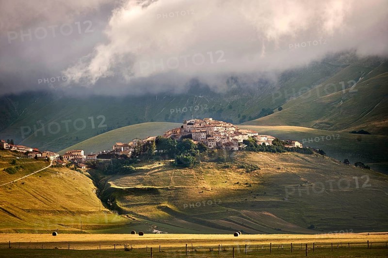 The hill town of Castelluccio di Norcia, Parco Nazionale dei Monti Sibillini, Apennine Mountains, Umbria, Italy, Europe