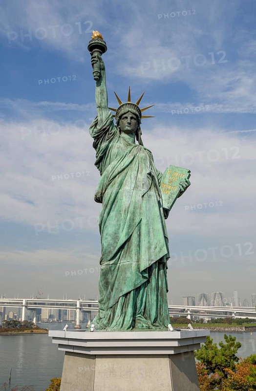 Replica of the Statue of Liberty, in the background the Rainbow Bridge, Odaiba Island, Tokyo, Japan, Asia