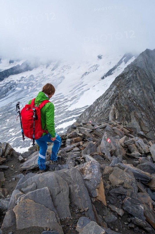 Descent, cloudy, weather, Schönbichlerhorn, glacier, Großer Möseler, Zillertal, Berliner Höhenweg, Tyrol, Austria, Europe