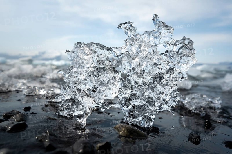 Ice, piece of ice on black pebble beach, Jökulsárlón glacier lagoon, glacial lake, southern edge of Vatnajökull, southeast Iceland, Iceland, Europe