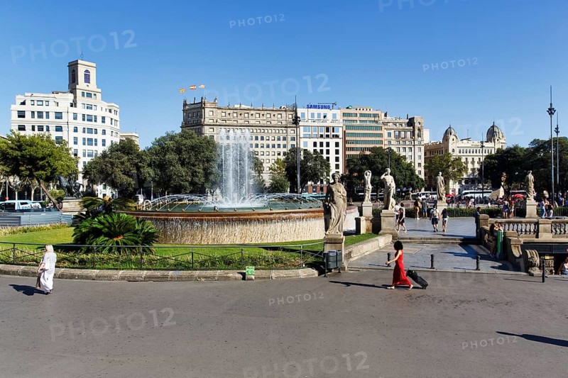 Fountain, pedestrians, tourists between sculptures, Plaza de Catalunya, Plaça Catalunya, city centre, Barcelona, Spain, Europe