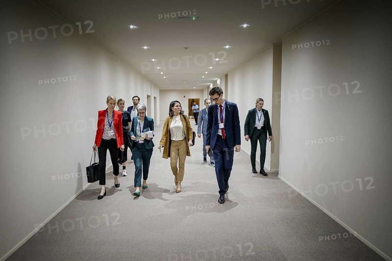 Annalena Baerbock (Buendnis 90 Die Gruenen), Bundesaussenministerin, Jennifer Lee Morgan, Staatssekretaerin und Sonderbeauftragte fuer internationale Klimapolitik im Auswaertigen Amt besprechen sich mit Vertretern der EU, im Rahmen der COP28 in Dubai, 10