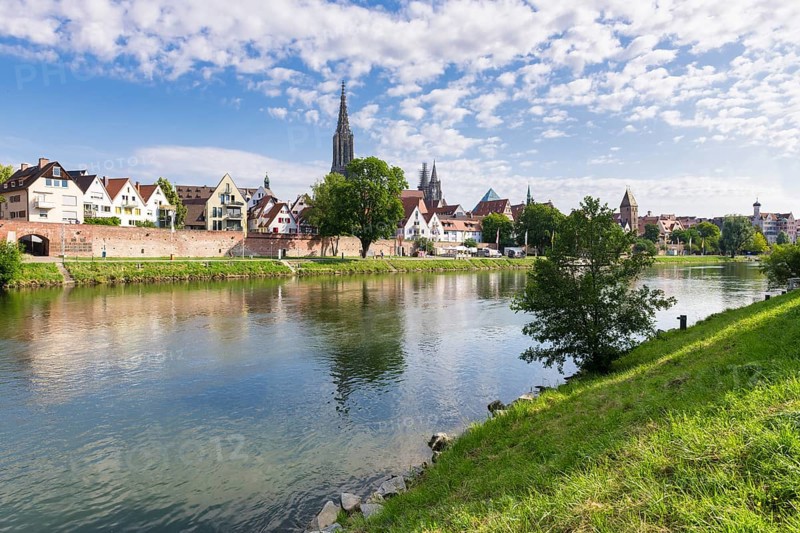 City view, Danube bank with historic old town, fishermens quarter, Metzgerturm and cathedral, Ulm, Baden-Württemberg, Germany, Europe