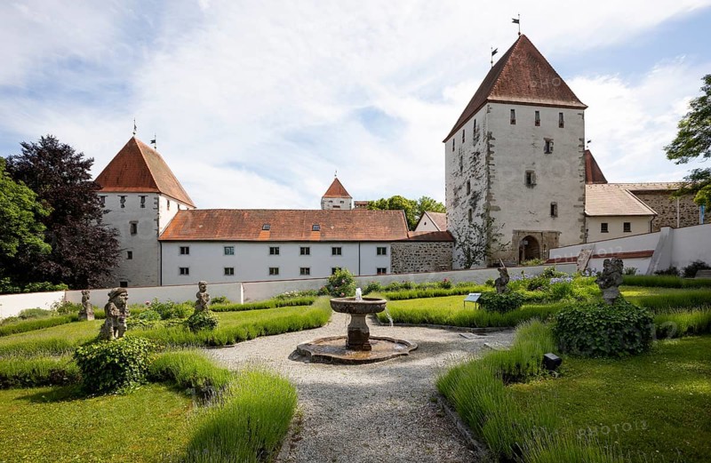 Paradise Garden with Gate Tower, Neuburg am Inn Castle, Neuburg am Inn, Lower Bavaria, Bavaria, Germany, Europe
