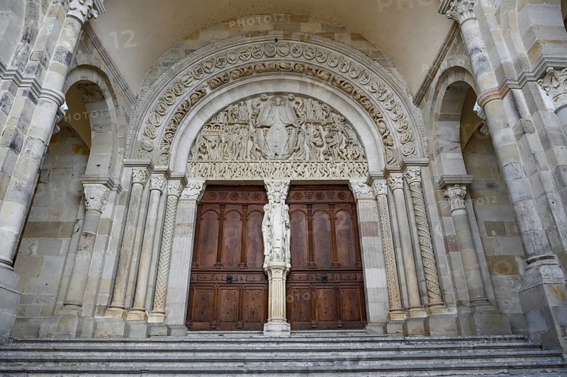 Famous tympanum of Saint-Lazare Cathedral with the Last Judgement, Autun, Département Saône-et-Loire, Region Bourgogne-Franche-Comté, Burgundy, France, Europe