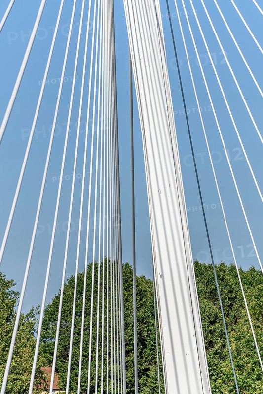 Die Deux-Rives-Fußgängerbrücke zwischen Deutschland und Frankreich in Kehl und Straßburg, ein Symbol der grenzüberschreitenden Zusammenarbeit. Bas-Rhin, Collectivite europeenne d'Alsace, Grand Est