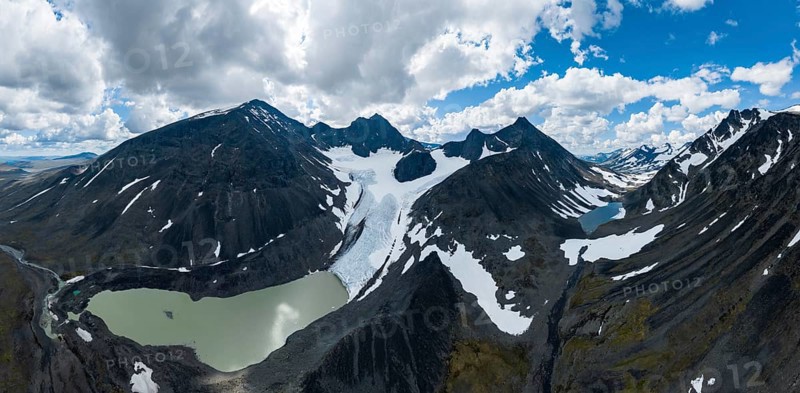 Kaskasavagge valley with Kaskapakte glacier and mountains, Kaskasatjåkka mountain, Kuopertjåkka and Niibbas, glacial lake with moraine, Gaskkasjohka river, Kebnekaise massif, Lapland, Sweden, Europe