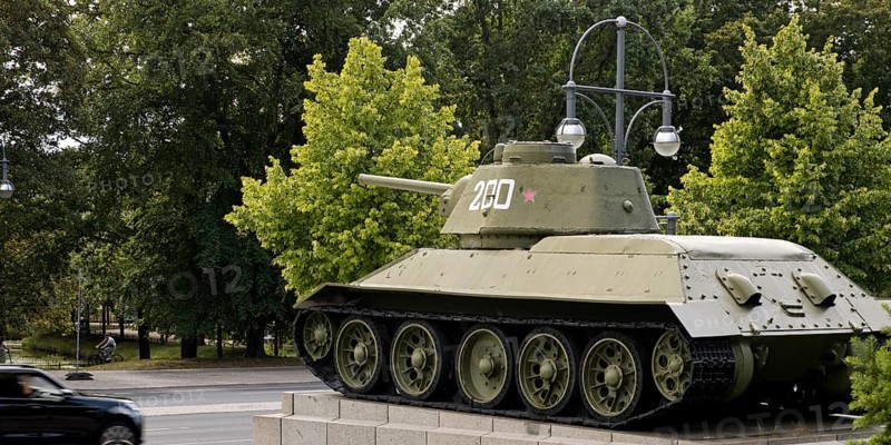 Tanks at the Soviet Memorial in Tiergarten with Strasse des 17. Juni, Berlin, Germany, Europe