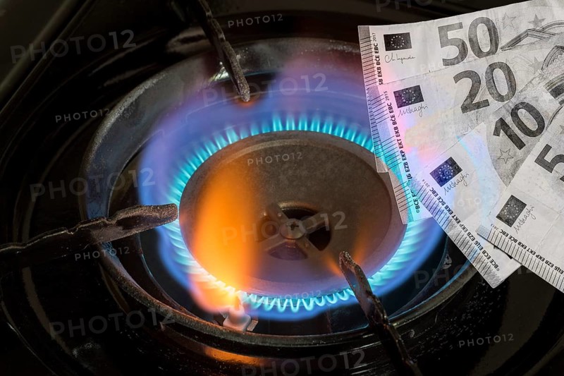 Symbolic image, gas cooker, gas flame, gas price, gas price increase, energy, energy costs, banknotes, euro