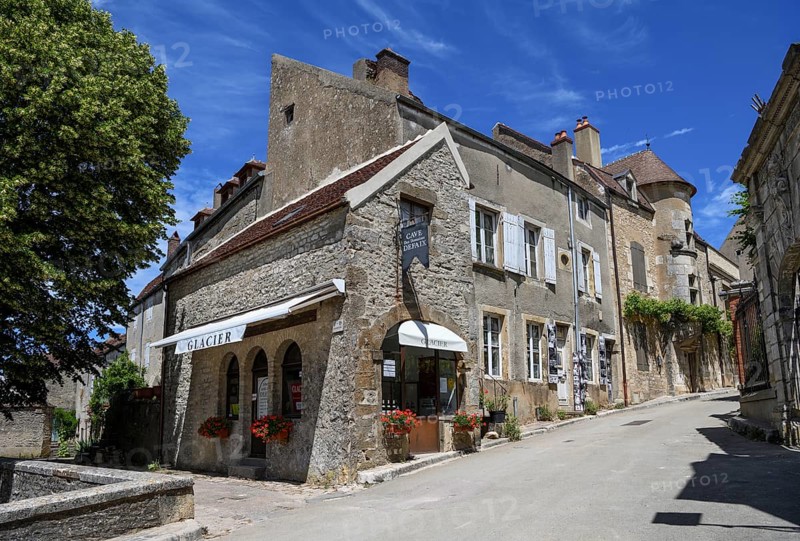 Wine shop in an old town alley, Vézelay, Yonne department, Bourgogne-Franche-Comté region, Burgundy, France, Europe