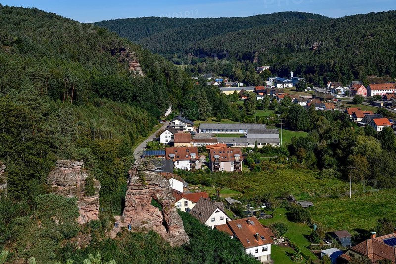 Schillerfelsen, red sandstone rock on the Dahner Felsenpfad, Dahn, Südwestpfalz district, Rhineland-Palatinate, Germany, Europe
