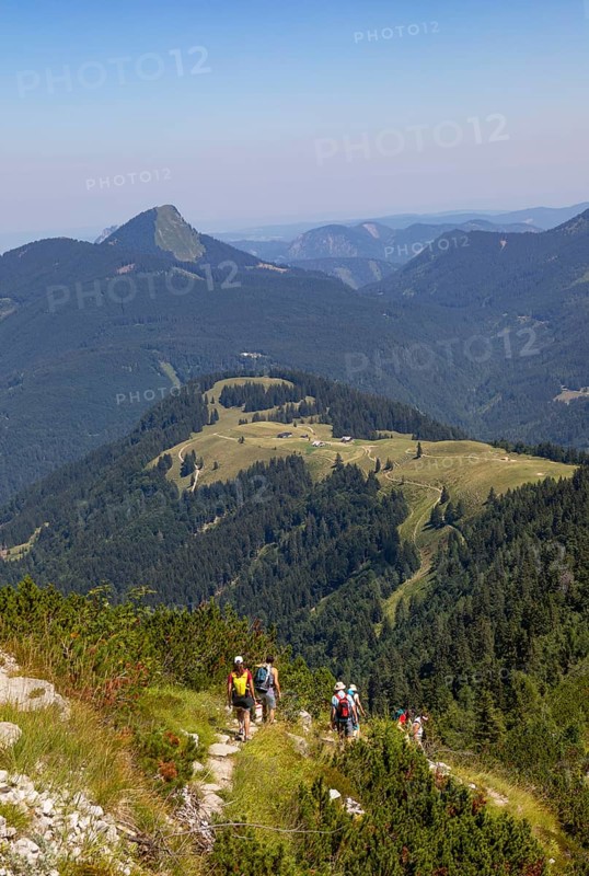 Mountain landscape, hikers on the way from the Regenspitz to the Feichtensteinalm, Hintersee, Osterhorngruppe, Salzkammergut, Land Salzburg, Austria, Europe