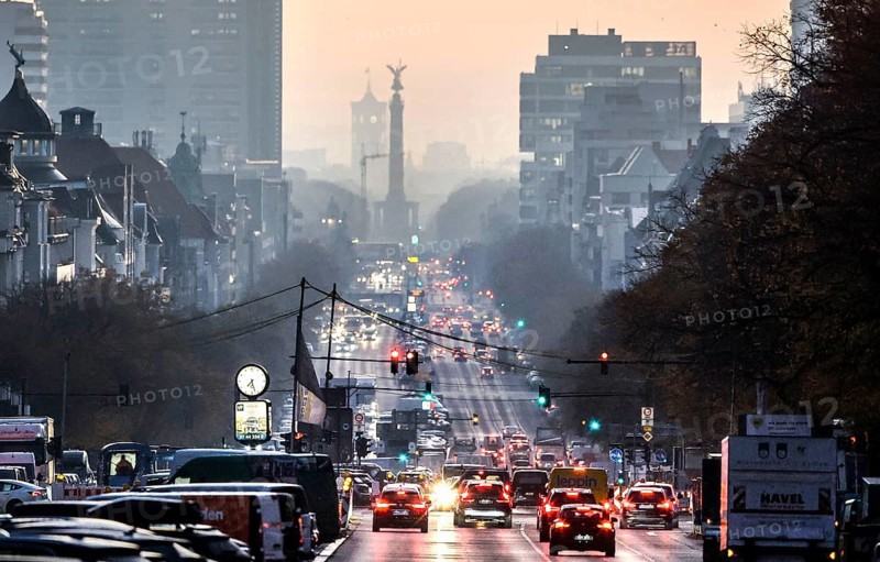Berlin's landmarks on the busy Kaiserdamm and Bismarckstraße are shrouded in fog during the morning rush hour, 24.10.2024, Berlin, Berlin, Germany, Europe