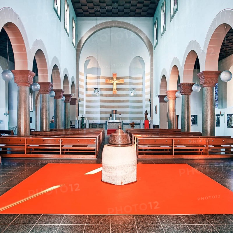 Interior photo of St Elisabeth, also known as Elisabethkirche, Vinzenzplatz, Düsseldorf, North Rhine-Westphalia, Germany, Europe